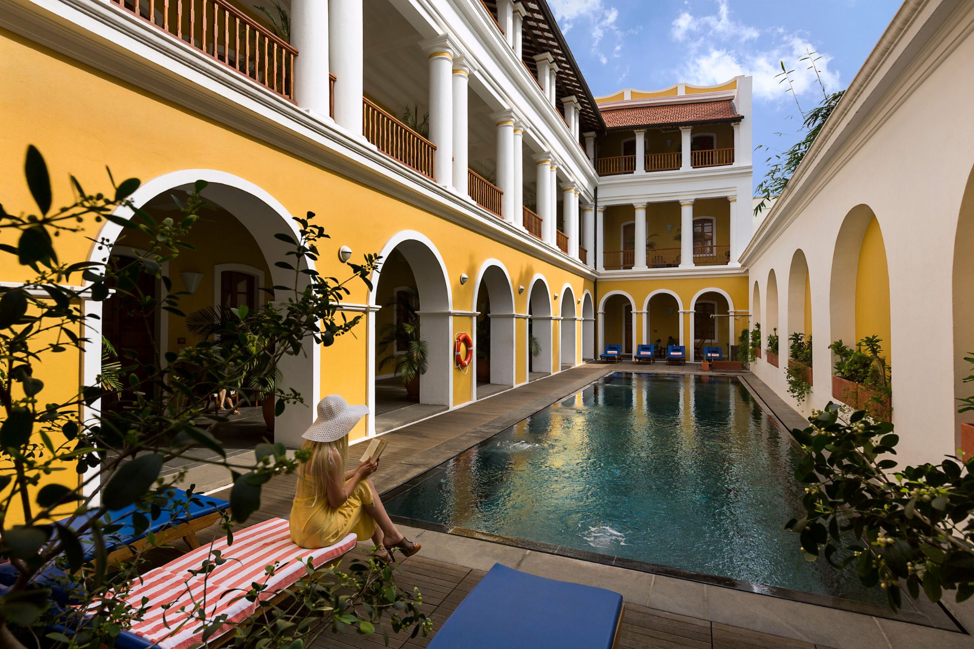 Palais_de_Mahe_swimming_pool